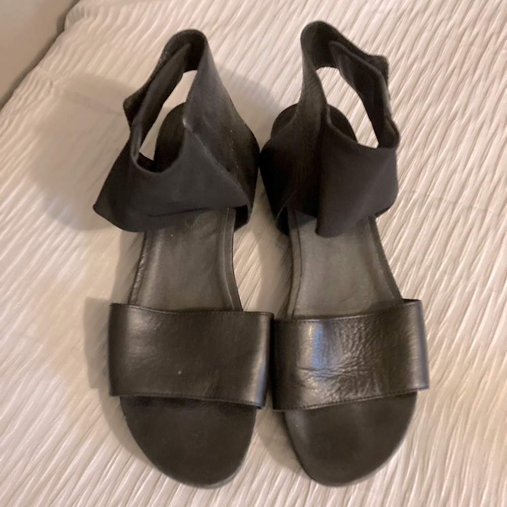 Eileen Fisher Spree Sport Leather Sandal; Black Size 10. Good Condition.